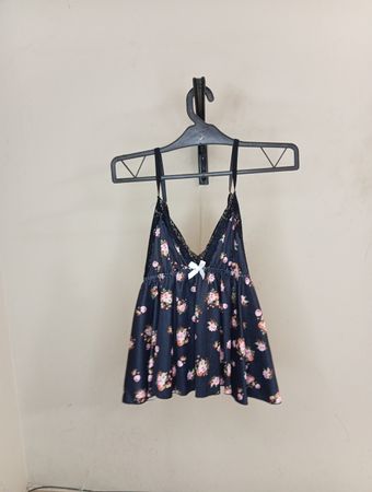Schwarz floral bedrucktes Top mit Spitzenbesatz