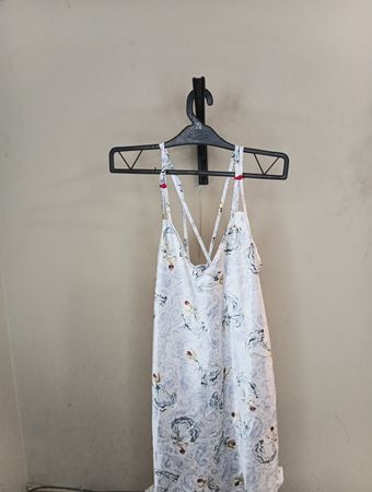Weißes Slipkleid mit gemustertem Druck