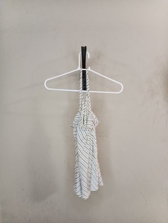 Weißes und grünes gestreiftes Kleid