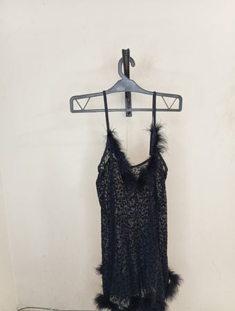 Schwarzes Spitzen-Hängerkleid mit Federbesatz