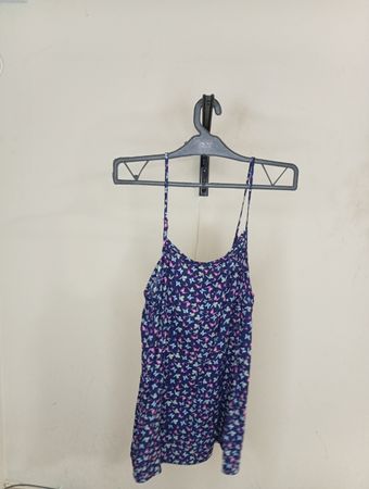 Blaue Spaghettiträger-Bluse mit Schmetterlingsdruck