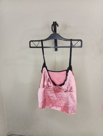 Rosa Satin-Cami mit schwarzer Spitzenbordüre
