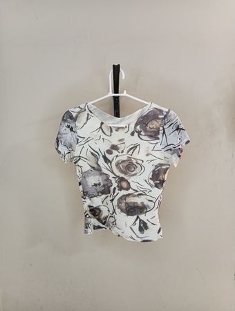 Durchsichtiges T-Shirt mit floralem Druck