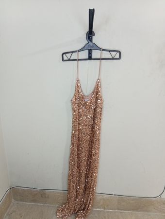 Besetztes Trägerkleid mit Spaghetti-Trägern
