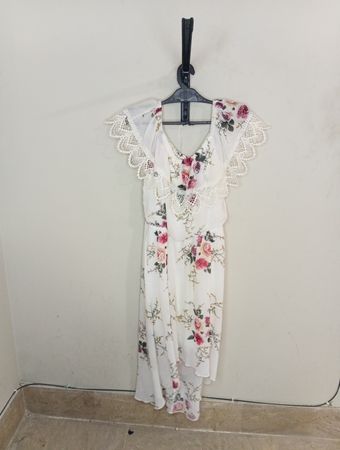 Weißes Kleid mit floralem Druck und Spitzenbesatz