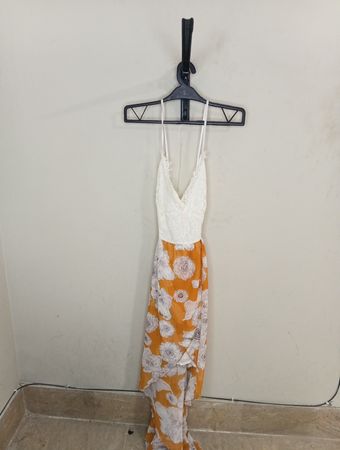 Weißes Spitzenkleid mit orangefarbigem Blumenmuster