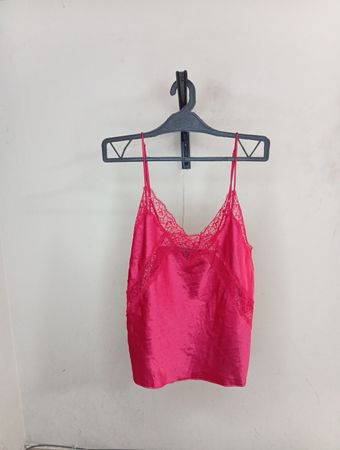 Top mit pinker Spitzenborde