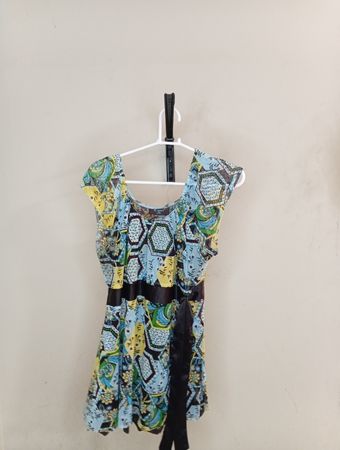 Damenbedrucktes Kleid mit Gürtel