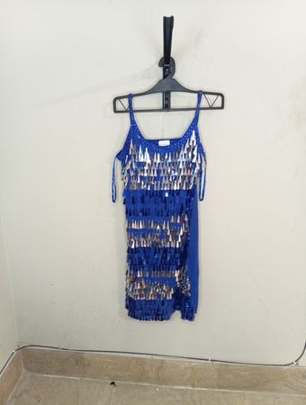Blaues, mit Pailletten besetztes Spaghettiträgerkleid