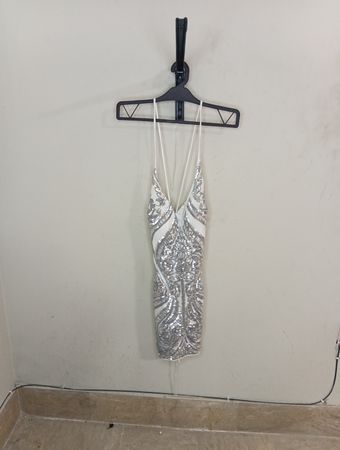 Weißes glitzerndes Minikleid mit Spaghettiträgern