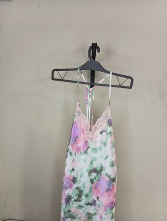 Blumenmuster-Slipkleid mit Spitzenbesatz