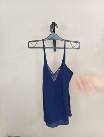 Marineblaue Cami mit Spitzenbesatz
