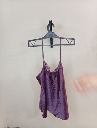 Lila Satin-Cami mit Spitzenbesatz