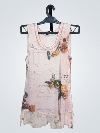 Leicht rosa ärmelloses Top mit Blumenmuster und Text