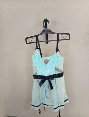 Helles Blaues Babydoll-Lingerie mit schwarzer Schleife