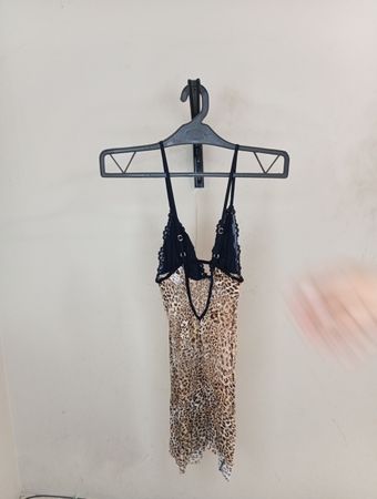 Schlupfkleid mit Leopardenmuster und Spitzenbesatz