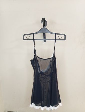 Schwarzes durchsichtiges Babydoll mit weißen Spitzenrändern
