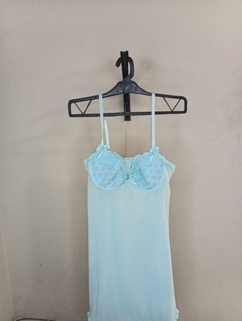 Leicht blauer durchsichtiger Babydoll mit Rüschensaum