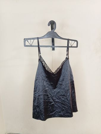 Schwarzes Cami-Top mit Spitzenbesatz
