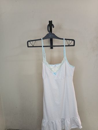 Weißes und blaues gemustertes Slipkleid mit Spitzenbesatz