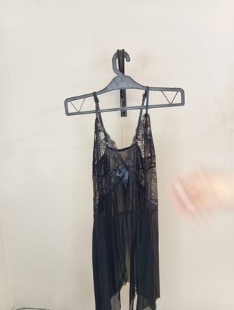 Schwarzes Spitzen-Nachtkleid