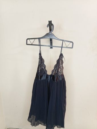 Nachtkleid mit schwarzer Spitzenborte