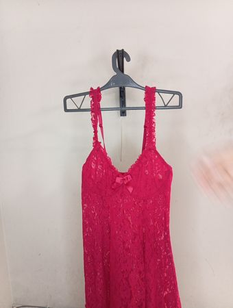 Rosa Spitzenunterkleid mit Schleifendetail