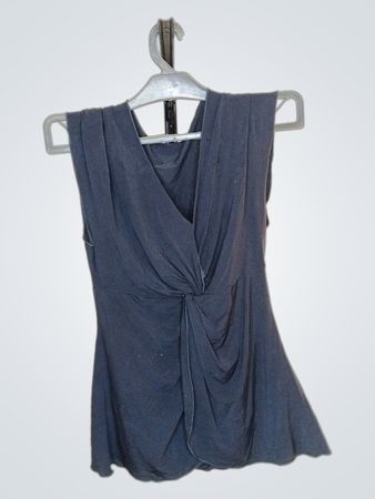Bebe marineblaues V-Ausschnitt-Twist-Front-Ärmelloses Top