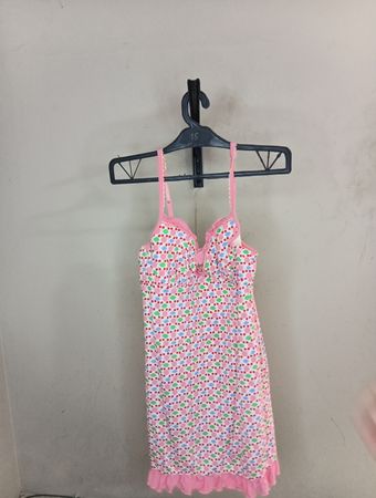 Pout Pink Polka Dot Chemise mit Rüschensaum