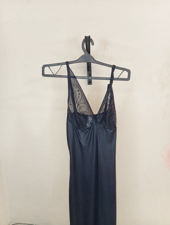 Schwarz-spitzenbesetztes Unterkleid