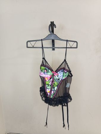 Durchsichtige schwarze Unterwäsche mit Blumenmuster und Spitzenrand
