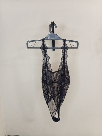 Schwarzer Spitzenbody