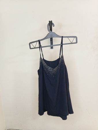 Schwarzes Trägershirt mit verziertem Ausschnitt