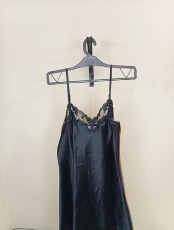 Schwarzes Spitzenbesatz-Hängerkleid
