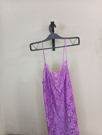Violettes Spitzen-Nachtkleid
