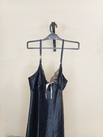 Schlafkleid mit schwarzer Spitze