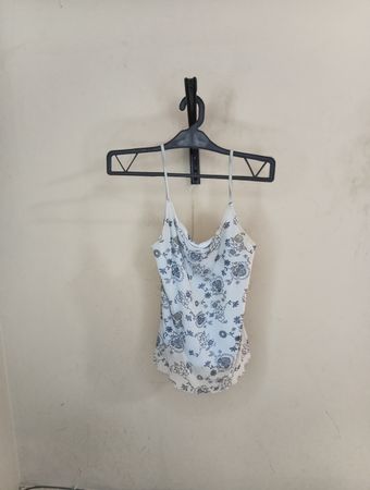 Weißes Top mit blauem Blumenmuster