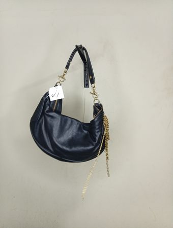 Schwarze Leder Schultertasche mit goldener Kettendetail