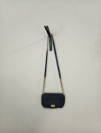 Schwarze Schultertasche mit goldener Kette und Verschluss.