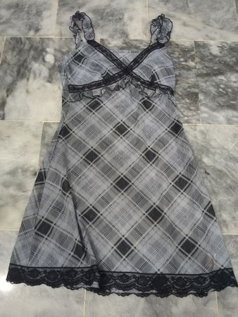 Grau kariertes Kleid mit schwarzer Spitzenverzierung