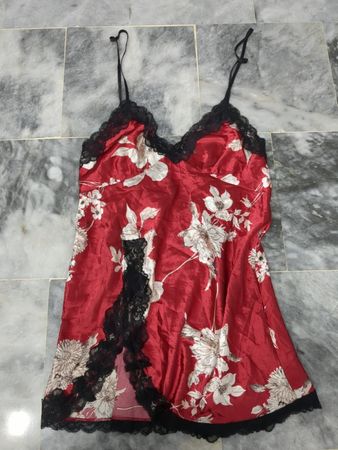 Rotes Nachthemd mit Blumenmuster und schwarzer Spitzenverzierung