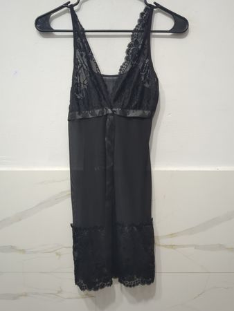 Negligee mit schwarzer Spitzenborte