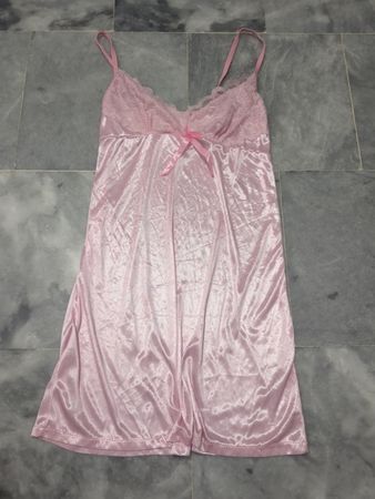 Rosa Satin-Nachthemd mit Spitzenbesatz