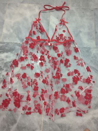 Durchscheinender roter Babydoll-Reizwäsche mit Blumenmuster