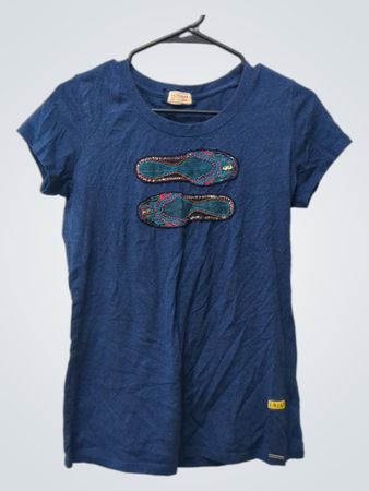 MUTIYAAR blaues T‑Shirt mit dem Text "JOTTI KASOORI PAIRI NA" auf dem Rücken