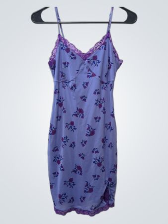 Lila Slipkleid mit Blumenmuster und Spitzenbesatz