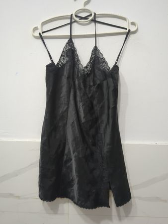 Schwarzes Satin-Negligé mit Spitzensaum