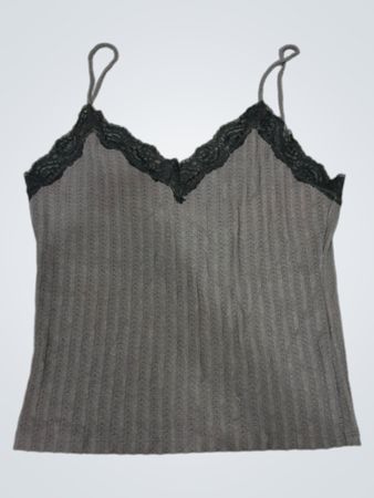 Aus dem Grauen Spitzenbesatz-Cami-Oberteil heraus