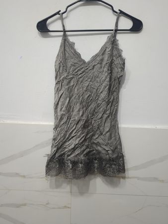 Graues Slipkleid mit Spitzenbesatz