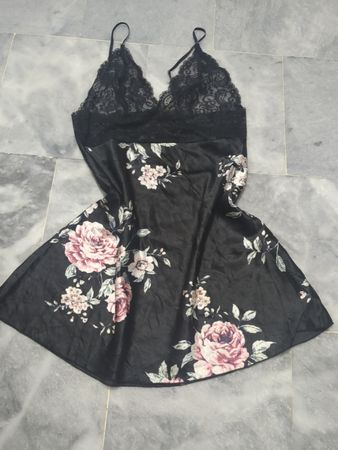 Schwarzes Spitzen-Trägerkleid mit Blumenbesatz